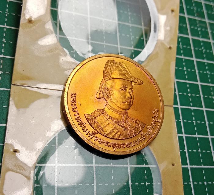 เหรียญ ร.5 ออกที่ป้อมพระจุลฯ พ.ศ.2535(รุ่นแรก)เป็นพิมพ์บล็อคเริ่มแตกที่หมวกมีจำนวนน้อยหายากผิวสวยเดิมๆ รูปที่ 6