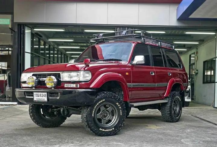 Toyota Land Cruiser สีแดง