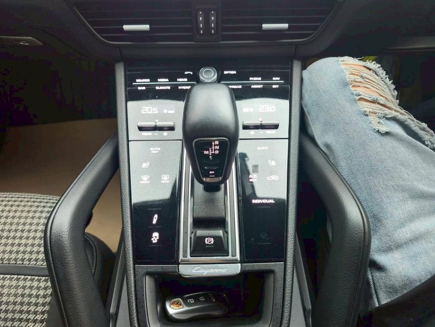 รหัสรถ KPV39 2024 PORSCHE CAYENNE Lightweight Sports Package COUPE E - HYBRID 15