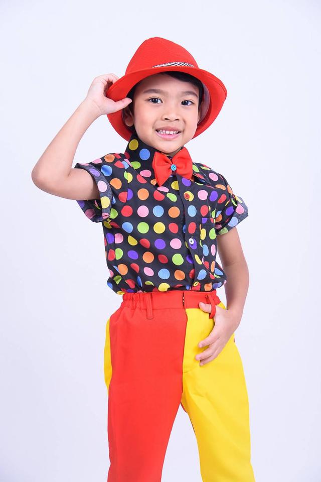 รูป ชุดไทยเด็กชายย้อนยุค เสื้อลายจุดกับกางเกงสองสี 4