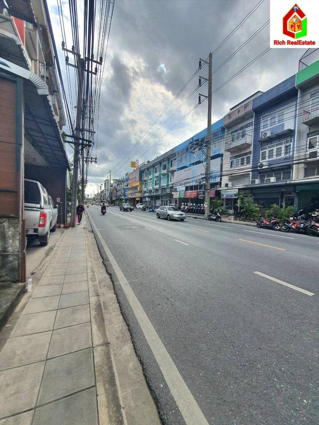 ขายถูกอาคารพาณิชย์ 3.75 ชั้น ซอยเอกชัย 35 แขวงบางขุนเทียน เขตจอมทอง เนื้อที่ดิน 29 ตรว. 3 นอน 2 น้ำ ขายตามสภาพ ติดถนนใหญ่ แหล่งชุมชน มีรถเมล์วิงผ่า 19