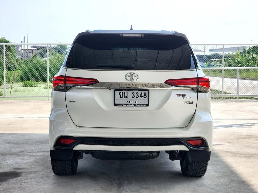 TOYOTA Fortuner TRD Sportivo 2.8 [4x4] Blacktop ปี 2017  6