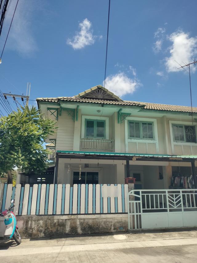 บ้านทาวน์เฮ้าส์ 2 ชั้น สามห้องนอน สองห้องน้ำ 2
