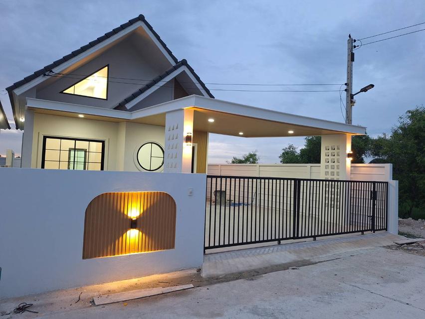 บ้านเดี่ยว ทำเลดี ห่าง รพ.พานทองเพียง 3 กิโลเมตร 2 นอน 2 น้ำ  2 จอดรถ  1