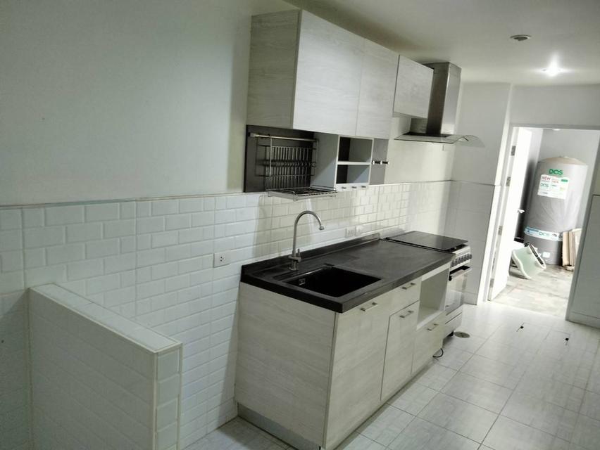 ขายทาวน์โฮม 2 ชั้น หมู่บ้านโกลเด้น ทาวน์ ลาดพร้าว ซอยนวมินทร์ 42 แยก 27 ถนนประเสริฐมนูกิจ แขวงคลองกุ่ม เขตบึงกุ่ม กรุงเทพ ขายราคา 4.30 ล้านบาท 5