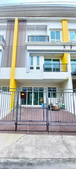 ม.เจ้าคุณทหารลาดกระบัง 1 กม. โลตัส ลาดกระบัง 52 400ม.ให้เช่าทาวน์โฮม 3 ชั้น 3นอน 2 น้ำ ตลาดหัวตะเข้ 350 ม. ARL ลาดกระบัง