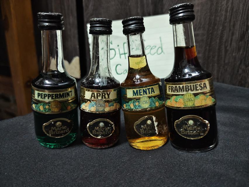 ขวดเหล้าจิ๋วเหล่านี้คือเหล้าลิเคียวร์ยี่ห้อ Marie Brizard