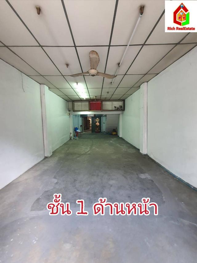 ขายถูกอาคารพาณิชย์ 3.75 ชั้น ซอยเอกชัย 35 แขวงบางขุนเทียน เขตจอมทอง เนื้อที่ดิน 29 ตรว. 3 นอน 2 น้ำ ขายตามสภาพ ติดถนนใหญ่ แหล่งชุมชน มีรถเมล์วิงผ่า 2