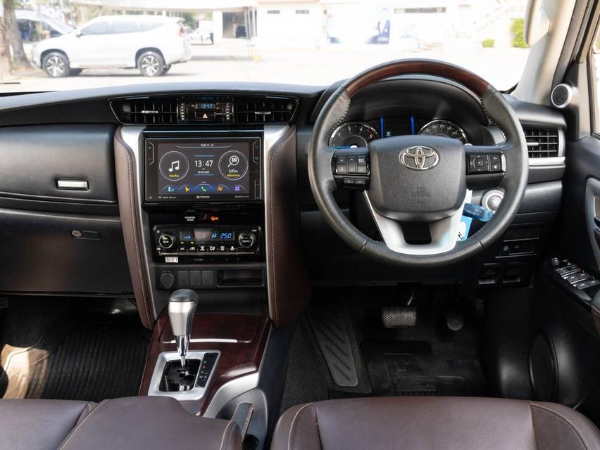 ขาย Toyota Fortuner 2.8V ปี20 11