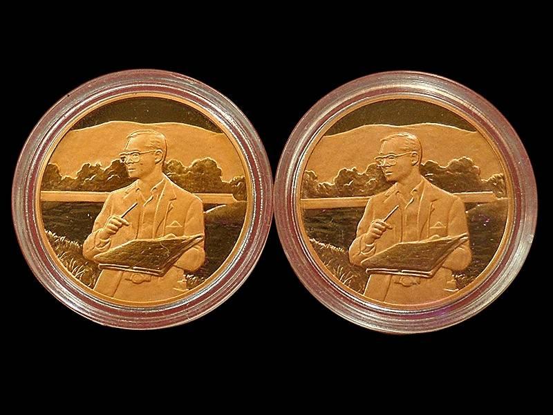เหรียญเฉลิมพระเกียรติในหลวงครบ 6 รอบ สมาคมชาวไทยเชื้อสายจีนจัดสร้าง เนื้อทองแดงขัดเงา จำนวน 2 เหรียญ สภาพสวยอยู่ในกรอบเดิมๆ