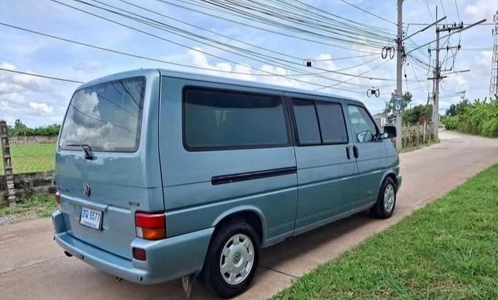 Volkswagen Caravelle สีฟ้า 4