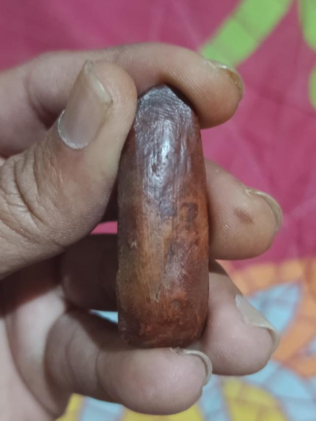 พระกำแพงลีลา เม็ดขนุน ซึ่งเป็นพระเครื่องที่มีชื่อเสียงและเป็นที่นิยมอย่างสูงในประเทศไทย  เป็นหนึ่งในพระเครื่องชุดเบญจภาคี หรือ "ขุนพลพระเครื่อง" แห่งล 2