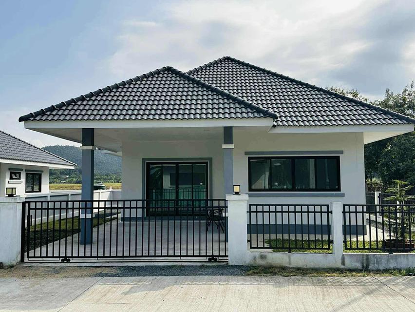 ขายบ้านเดี่ยวแปลงมุม น้ำไม่ท่วม ใกล้ศูนย์ราชการอ.สันกำแพง 1 กม. ซื้อภายในเดือนนี้มีของแถมเพิ่ม ราคาเพียง 2.25 ลบ. ฟรีโอน 5