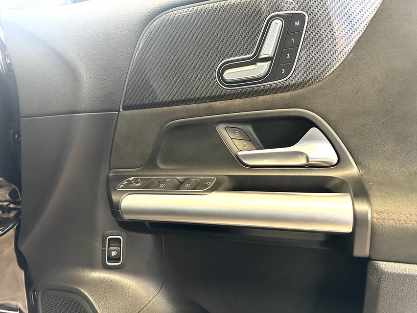 2023/24 MERCEDES BENZ GLA200 AMG พร้อมแพคเกจ MBSP ศูนย์ 6
