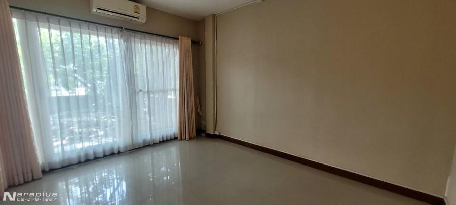 69030160 : ขายบ้านเดี่ยว 2 ชั้น หลังมุม สไตล์โมเดิร์น 4 ห้องนอน พร้อมเรือนรับรอง บนที่ดินขนาด 91.9 ตร.ว. หมู่บ้านวรารมย์ พรีเมี่ยม วัชรพล-จตุโชติ กรุ 10