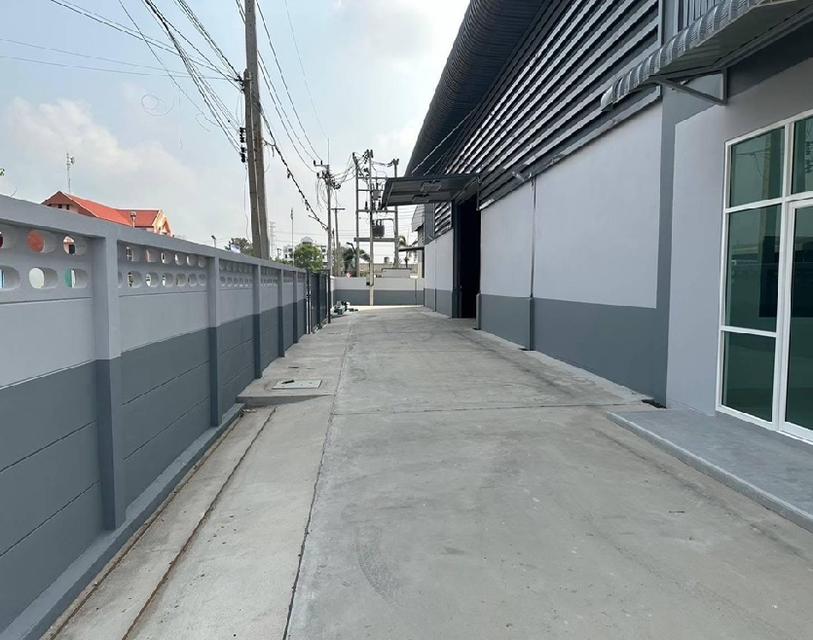 ให้เช่าโกดัง พร้อมสำนักงาน พื้นที่ใช้สอย 966 ตารางเมตร บนที่ดิน 500 ตารางวา / ทำเลอยู่ในซอย อบต หน้าไม้ / ห่างแยกนพวงศ์ 2 กิโลเมตร ลาดหลุมแก้ว 1