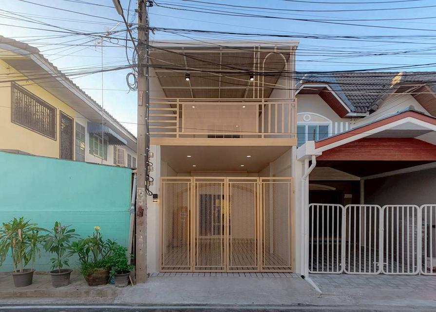 หมู่บ้านร่มเงาไม้  ถนนวัดลาดปลาดุกทาวน์เฮ้าส์ 2 ชั้น  มีระเบียงด้านหน้ารับลม ตกแต่งใหม่พร้อมอยู่ ต้นโครงการ 2