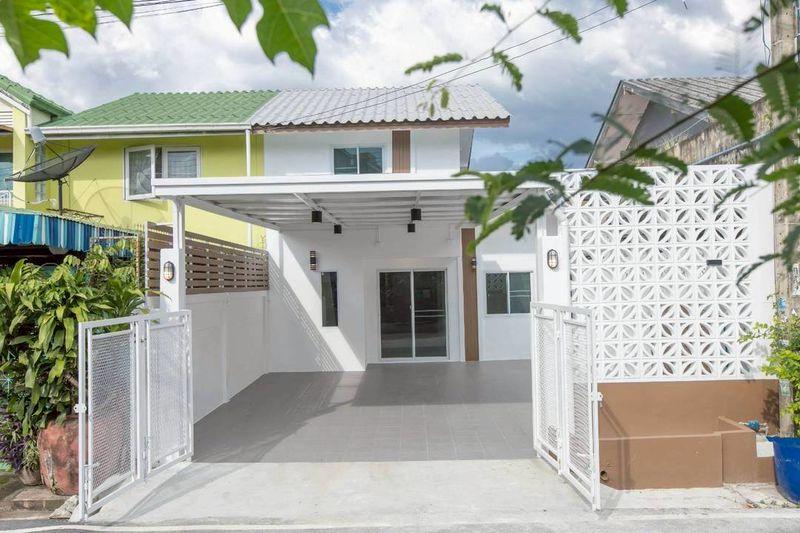 บ้านแฝด หมู่บ้านรัตนาธิเบศร์  ซอยนี้ไม่พลุกพล่านมีแต่บ้านเดี่ยวและบ้านแฝด 1