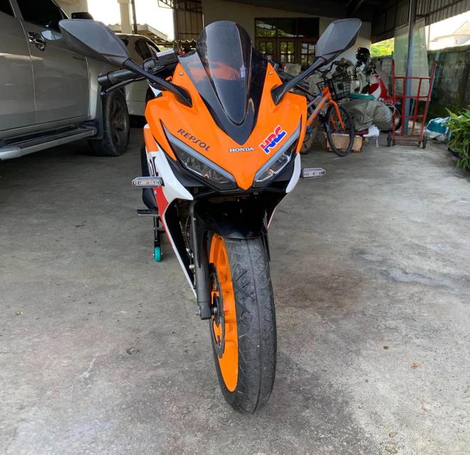 Honda CBR สีส้ม 1