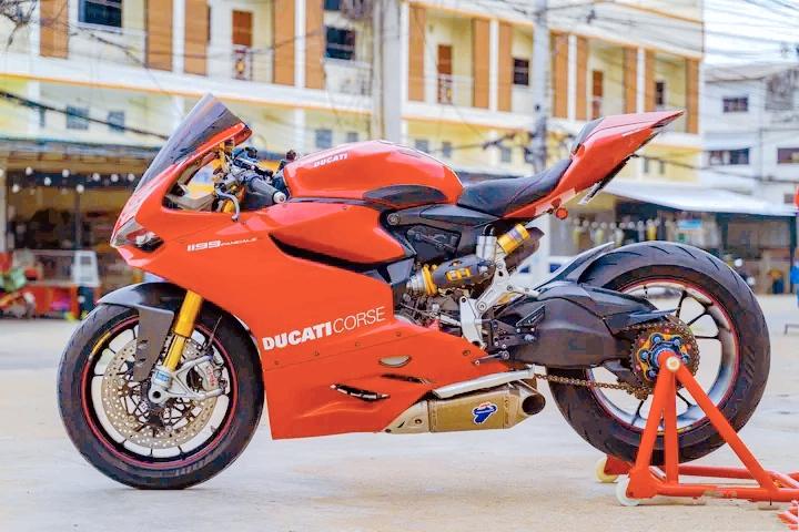 Ducati Panigale สีแดง 2