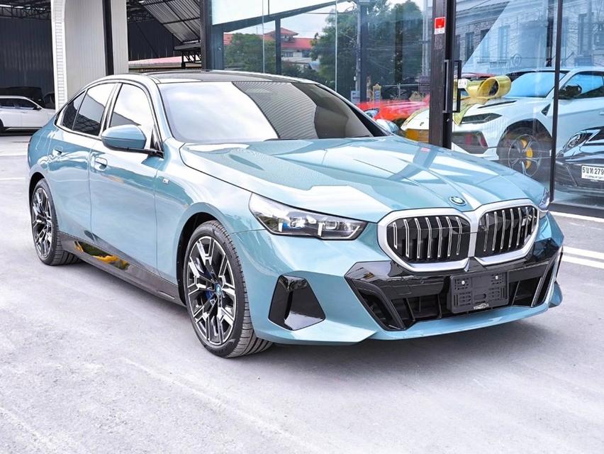 รหัสรถ KPV53 2024 BMW i5 eDrive40 M SPORT สีพิเศษ Cape York Green Metallic