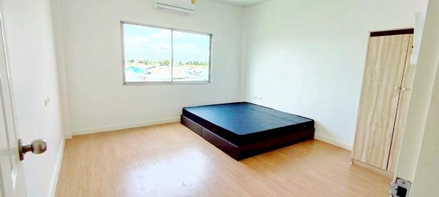 ตลาดไท 2.5 กม. ตลาดไอยรา 2.8 กม. ม.กรุงเทพ 2 กม.บ้านรีโนเวทให้เช่า 2 นอน 2 น้ำ รังสิต 18 ตร.วา. 144 ตร.ม. 3