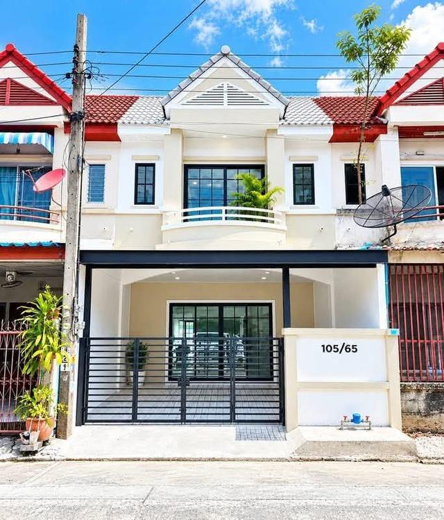 หมู่บ้านพารวย ชัยพฤกษ์ แจ้งวัฒนะ ทาวน์เฮ้าส์ 2 ชั้น   ถนนเมน ค้าขายได้ มีพื้นที่ด้านหลังบ้าน 1