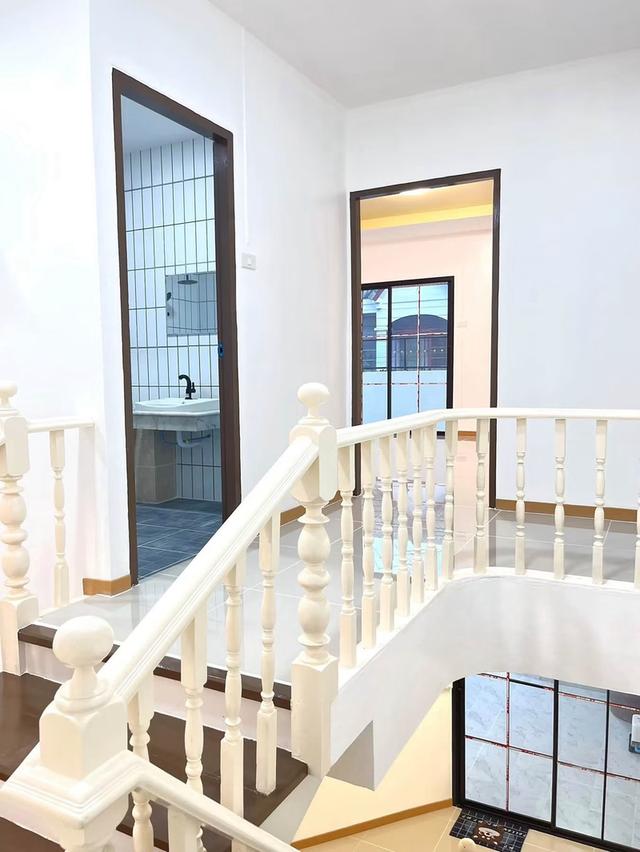 หมู่บ้านบัวทองธานี ฝั่งตรงข้ามสมบัติบุรีทาวน์เฮ้าส์  2 ชั้น  บ้านไล่ระดับ เพดานสูงโปร่ง ตกแต่งใหม่พร้อมอยู่ 15