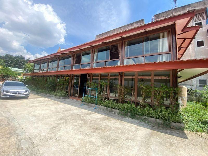 ให้เช่าบ้านบ้านเรือนไทยโมเดินท์  ซอยรามคำแหง 16 เนื้อที่ 200 วา  มีบ้าน 2 หลัง จอดรถได้ 12 คัน จดทะเบียนบริษัทได้ เหมาะทำออฟฟิศสำนักงาน  2
