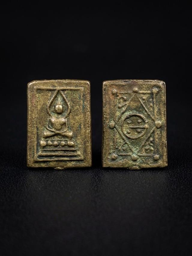 หลวงปู่ศุข วัดปากคลองมะขามเฒ่า พิมพ์ประภามณฑล บัว 5 เม็ด เนื้อทองทิพย์ (หรือเนื้อทองผสมโบราณ)