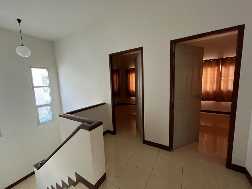 บ้านเดี่ยว 2 ชั้น 35 ตรารางวา 3 ห้องนอน 2 ห้องน้ำ ห้องเคาเตอร์ครัว โต๊ะกินข้าว โซฟา แอร์ เหล็กดัดและมุ้งลวด หมู่บ้านติดถนนแพรกษา หน้าหมู่บ้านมีเซ่เว่น 7