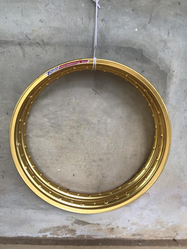 ขายขอบล้อสีทองขอบ17สนใจสอบถามได้ครับ