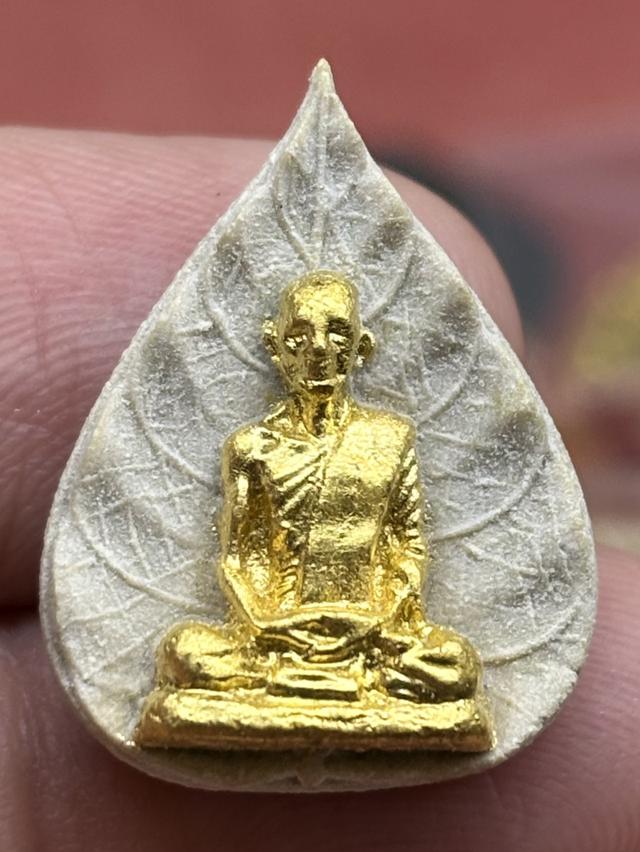 พระผงรูปเหมือนใบโพธิ์ ผสมปฐวีธาตุ ท่านเจ้าคุณนรรัตน์ราชมานิต วัดเทพศิรินทร์ กรุงเทพฯ พ.ศ.๒๕๓๘ ปิดทอง