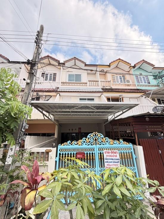 ให้เช่าทาวเฮ้าส์ 3 ชั้น หมู่บ้าน สินทวีแกรนด์วิลเลจน์ รีโนเวท บ้านพร้อมอยู่ บ้านเปล่า โทร 081-821-8151 1