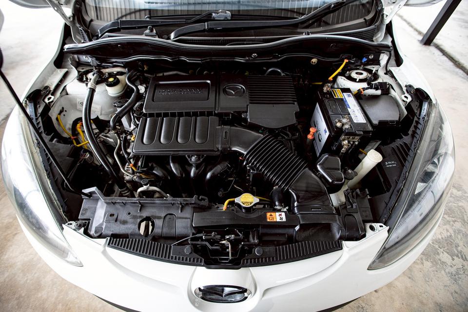 Mazda2 1.5 Spirit Sedan สีขาว ปี 2011  11
