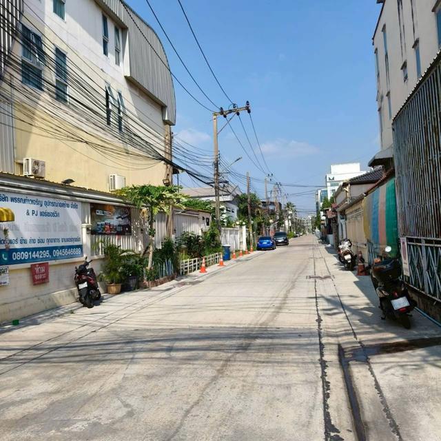 ขายตึกแถว 3 ชั้น พร้อมชั้นลอยเก็บของอีก 1 ชั้น 43.2 ตร.ว. ซอย สุภาพงษ์ 1 แยก 6 2