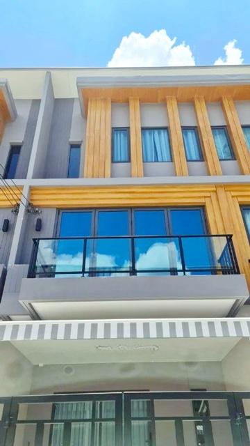 เฉลิมพระเกียรติร.9 ให้เช่าทาวน์โฮมพรีเมี่ยม 3ชั้น ชั้นลอย 18ตร.วา.ARLบ้านทับช้าง 900ม.220ตร.ม. 3นอน จัดเต็มเฟอร์ฯ รพ.สิร 2