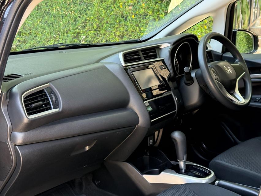 2019 HONDA JAZZ GK รถมือเดียวออกป้ายแดง รถวิ่งน้อย เข้าศูนย์ตามระยะ รถไม่เคยมีอุบัติเหตุครับ 11