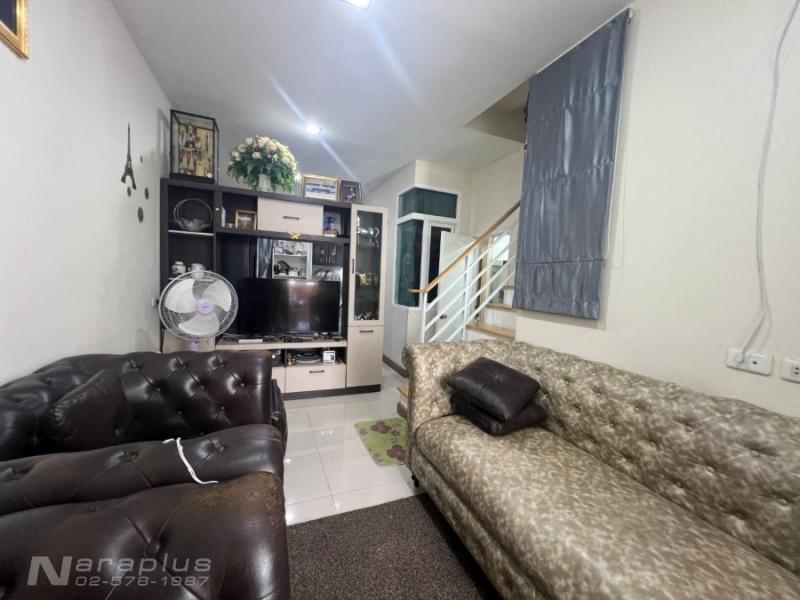 68040500 : ขายทาวน์เฮ้าส์ 2 ชั้น ห้องมุม หน้ากว้าง 5.5 เมตร บนที่ดินขนาด 16.7 ตรว. หลังบ้านไม่ติดใคร(เป็นสวน) หมู่บ้านโกลเด้น ทาวน์ วิภาวดี-แจ้งวัฒนะ 5