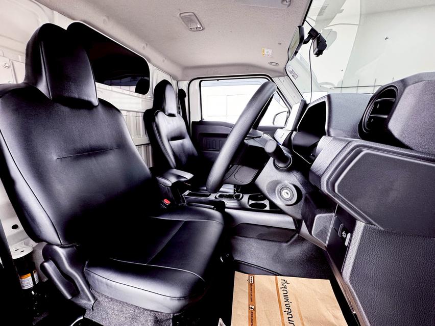 TOYOTA HILUX CHAMP 2.4 LWB AT STANDARD CAB 2025 8