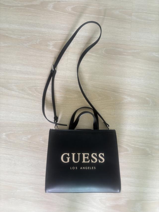 กระเป๋าสะพาย Guess