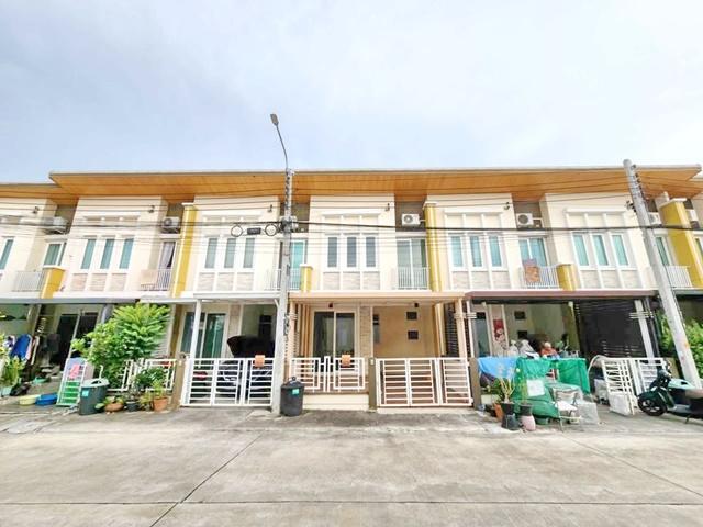 เฉลิมพระเกียรติ ร. 9 ซอย 30 ประเวศ สนามบินสุวรรณภูมิ 6.9 กม. ทาวน์โฮม 2 ชั้น 18 ตร.วา 3นอน 2น้ำ 98ตรม. สวนหลวง ร. ๙ 4 กม