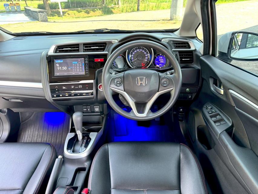 Honda jazz 1.5SV ปี 2017 รถบ้าน สภาพสวย ไม่เคยชน ไม่เคยติดแก๊ส 10