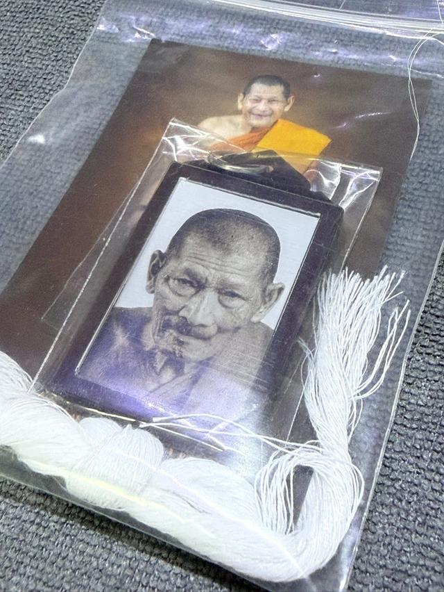 รูปถ่ายหลวงปู่ศิลา สิริจันโท รูปถ่ายเลี่ยมพลาสติกเดิม ซองเดิม รับประกันพระแท้100%