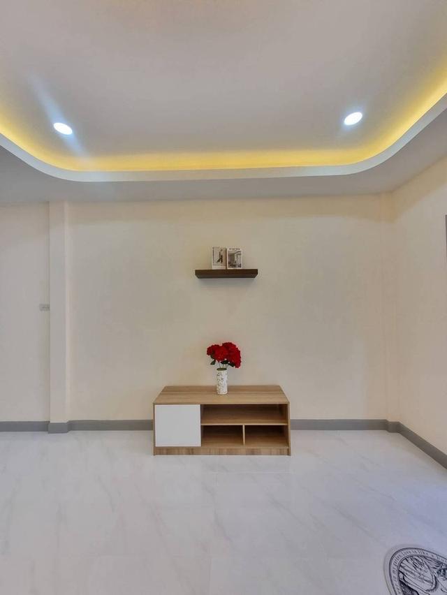 หมู่บ้านบัวทองแลนด์ 8