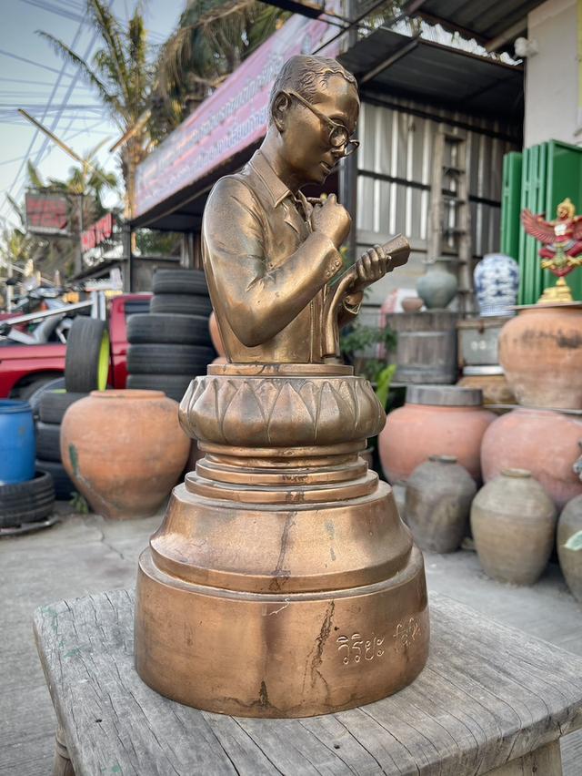 พระบรมรูปในหลวงรัชกาลที่9 ทรงงาน เนื้อทองเหลือง รุ่นวิริยะ Perseverance 7