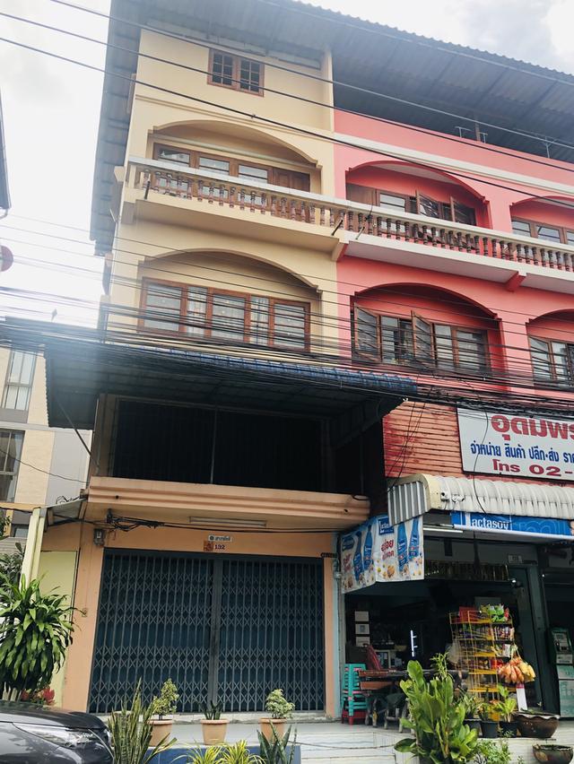 ให้เช่าอาคารพาณิชย์ที่สามารถทำการค้าหรืออยู่อาศัยได้ด้วยทำเลดีใกล้มอเตอร์เวย์ และรถไฟสายสีส้ม 2