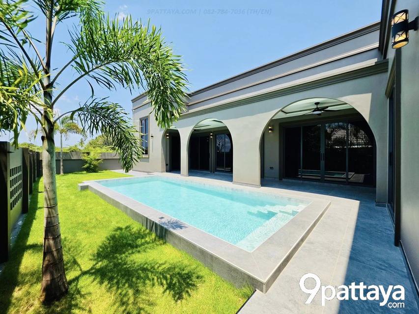 Mabprachan Pool Villa – บ้านหรูติดธรรมชาติ ใกล้อ่างมาบประชัน | Luxury Pool Villa Near Mabprachan Lake  3 ห้องนอน | 4 ห้องน้ำ • ห้องนั่งเล่น เพดานสูง 1
