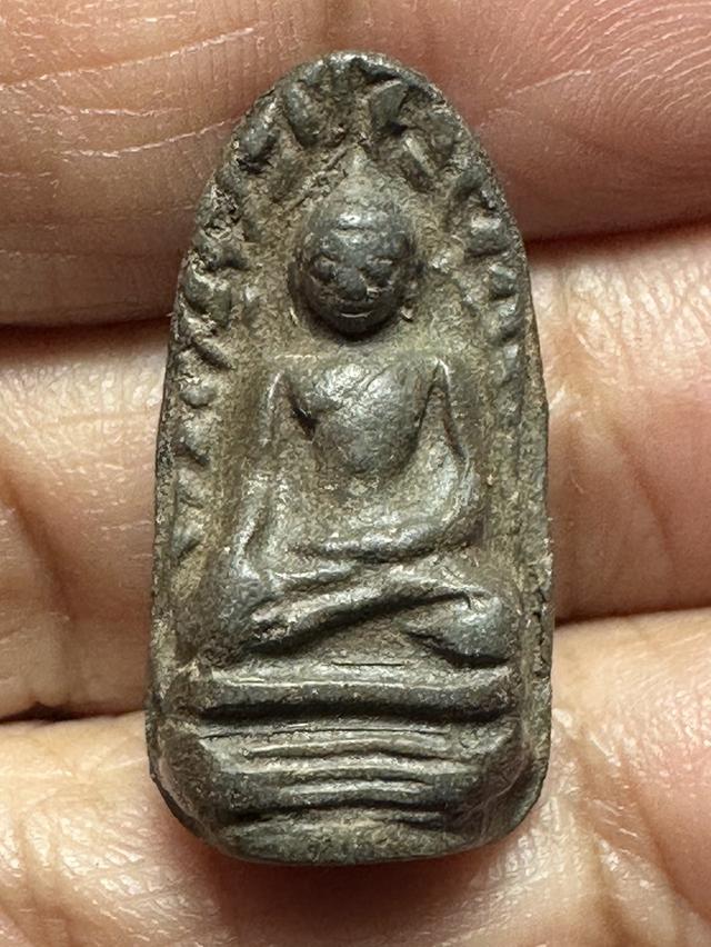 พระรอดลำพูน เนื้อเขียวคราบดำ