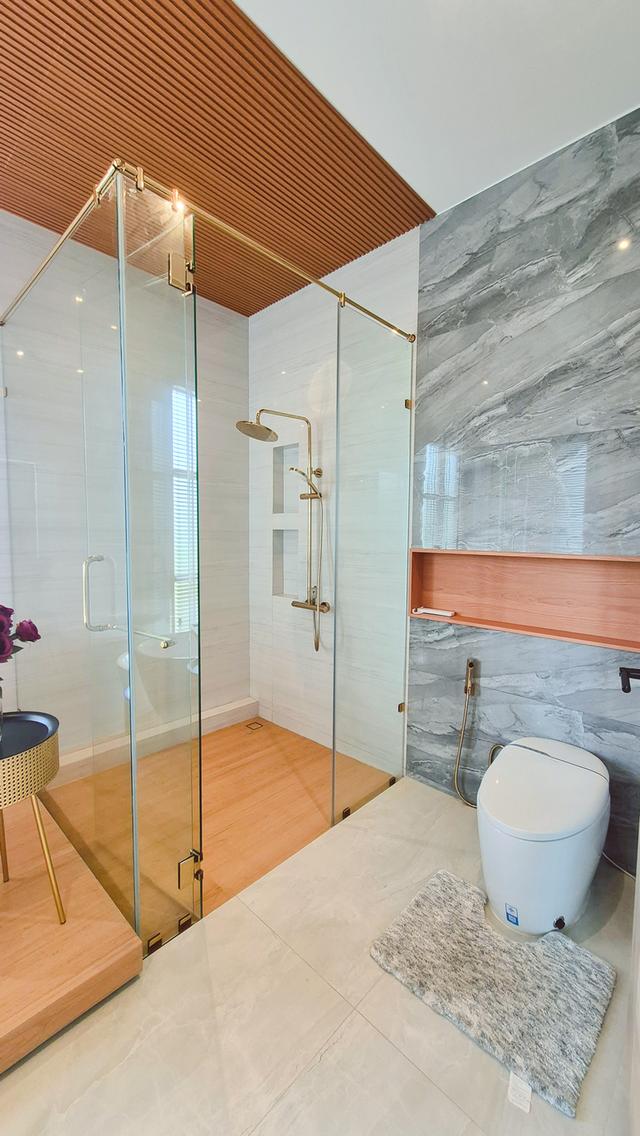 Luxurious corner house on the front plot, the largest of 8 houses at 118 sq.wa., near 2 golf courses, fully furnished, move-in ready. 19